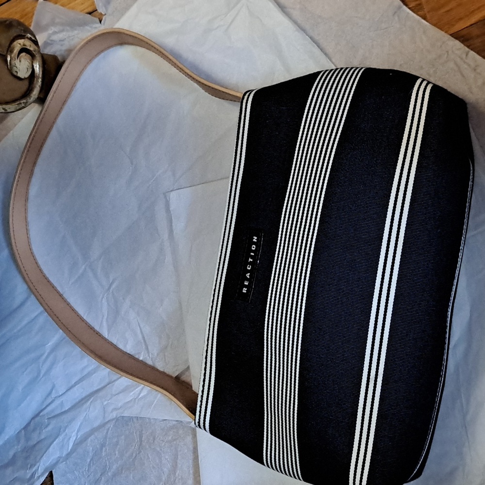 Kenneth Cole Reaction Navy and White Striped Crossbody Bag, Leather Strap. - Picture 6 of 12